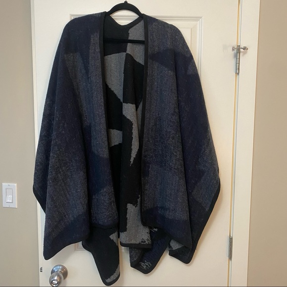Handmade Reversible Blanket Shawl - Picture 3 of 5